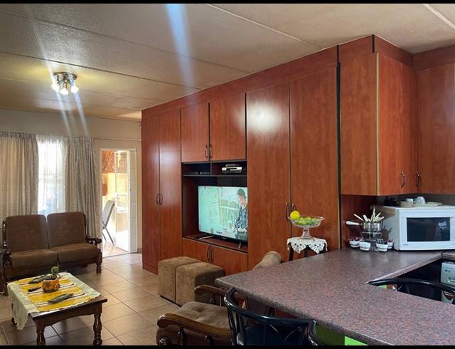 2 BEDROOM APARTMENT FOR SALE IN VANDERBIJLPARK SE 2